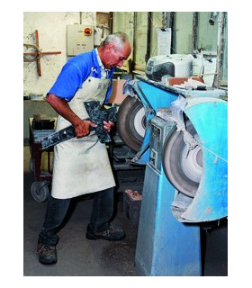 Détail de fabrication chez France Funéraire